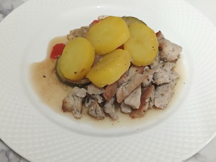 Jak uvařit grilované vepřové nudličky na estragonu se zahradní zeleninou? Snadné recept, připravený za 30 - 45 minut